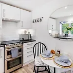 Modern 1 Bed-Nr Warner Bros-Parking-Garden