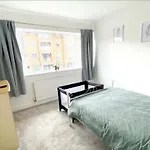 4 Bedroom Property Close To The Harry Potter Studio And Watford Junction