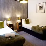 Cosy Apartment Nearby Train Station!
