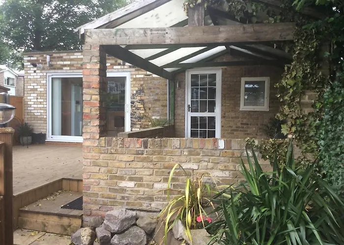 Garden Bungalow - Separate Entrance