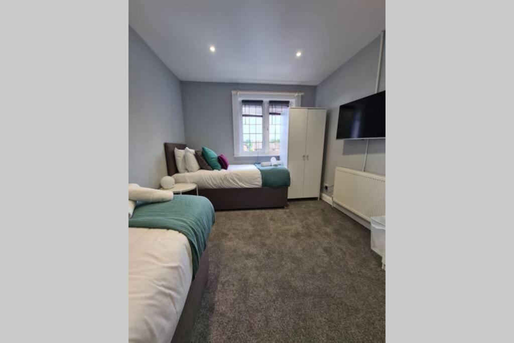 Large Entire House By Watford & Harry Potter Watford (Hertfordshire)