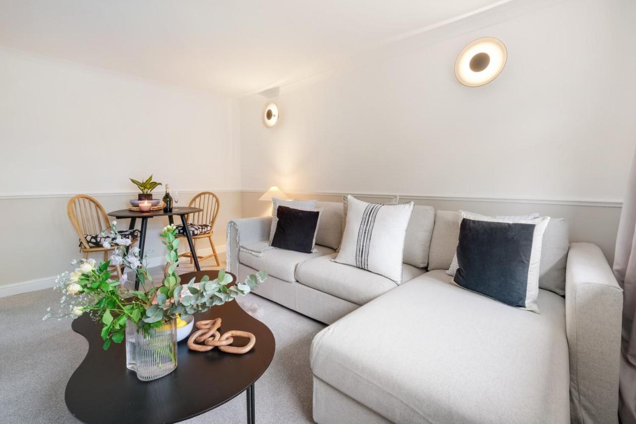 Modern 1 Bed-nr Warner Bros-parking-garden