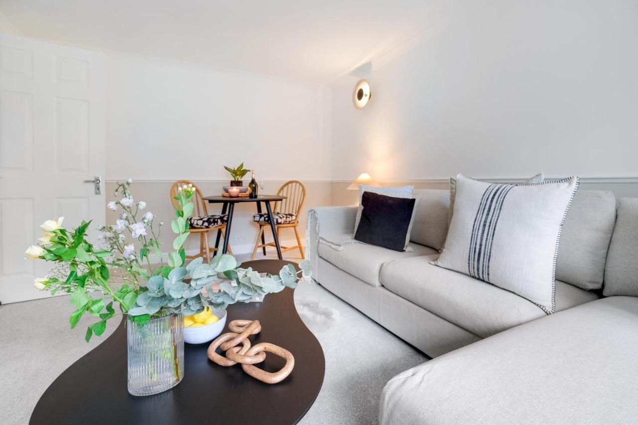 Modern 1 Bed-nr Warner Bros-parking-garden Holiday home