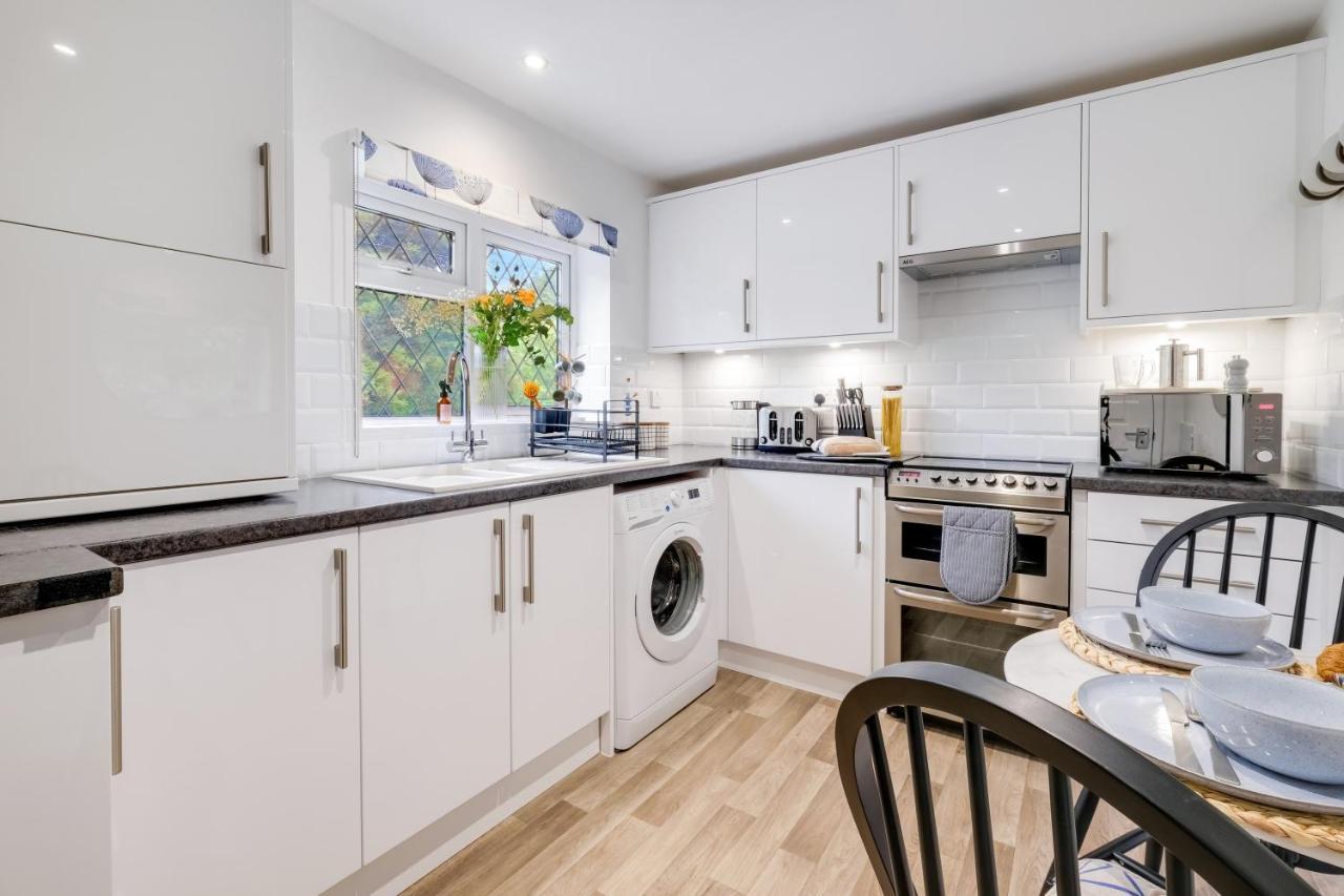 Modern 1 Bed-nr Warner Bros-parking-garden