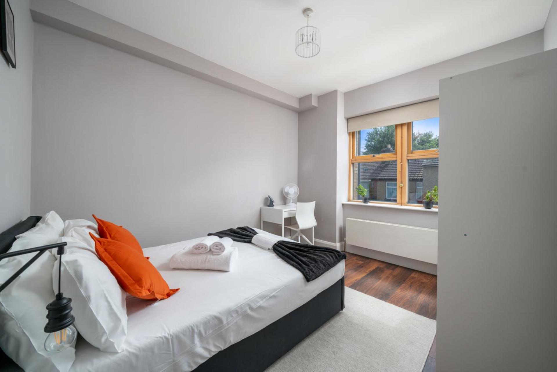 Apartment Town Centre Watford 2 Bedoom Fast Wifi,parking-15 Mins To London