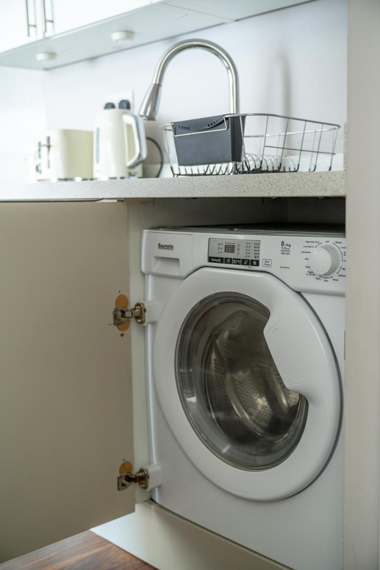 Apartment Town Centre Watford 2 Bedoom Fast Wifi,parking-15 Mins To London *