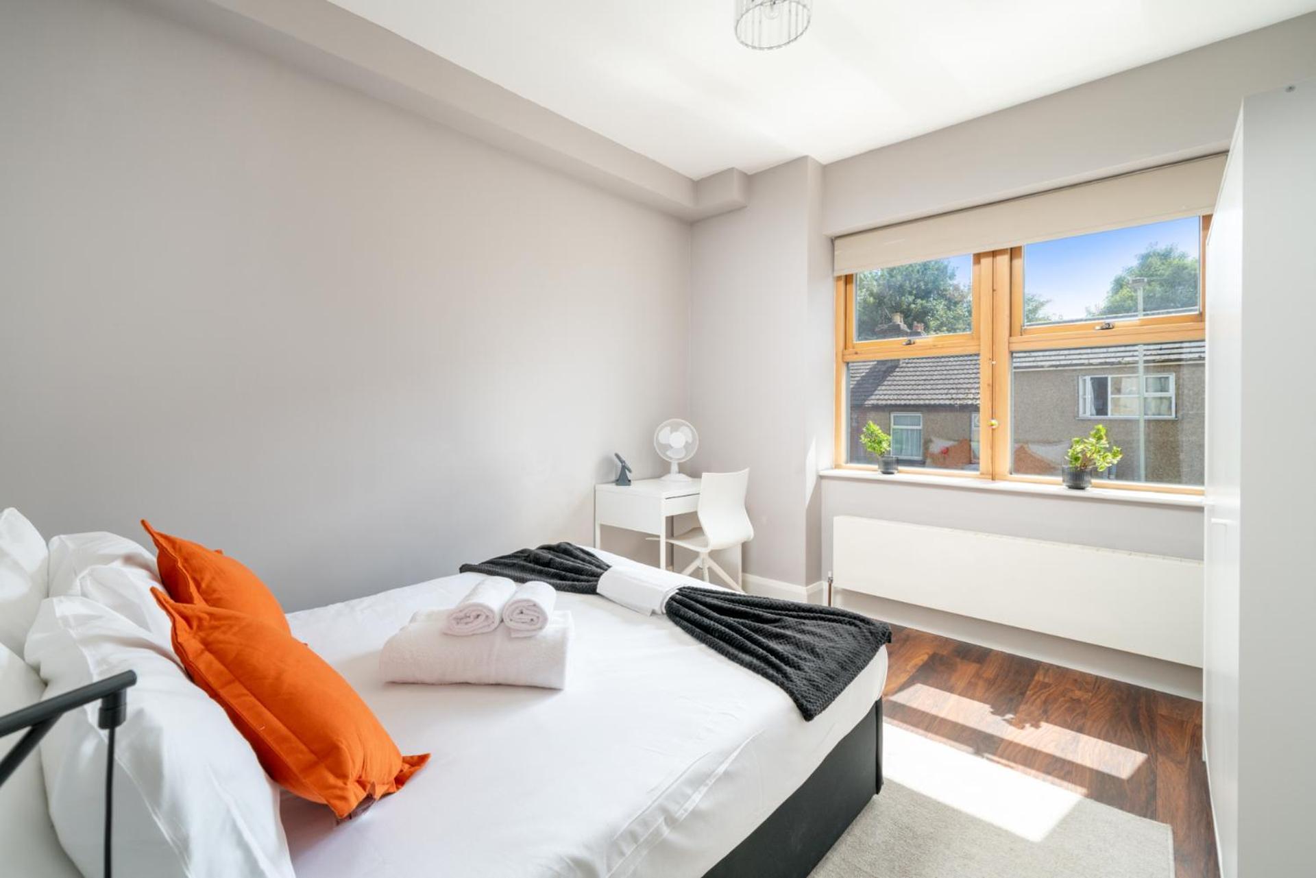 Apartment Town Centre Watford 2 Bedoom Fast Wifi,parking-15 Mins To London