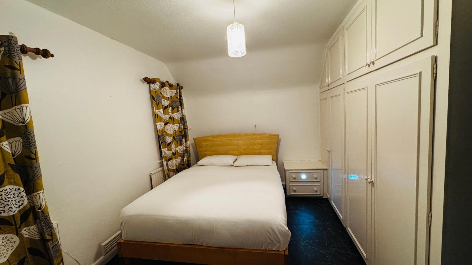 Entire Four Bedroom Spacious In St Albans Holiday home *