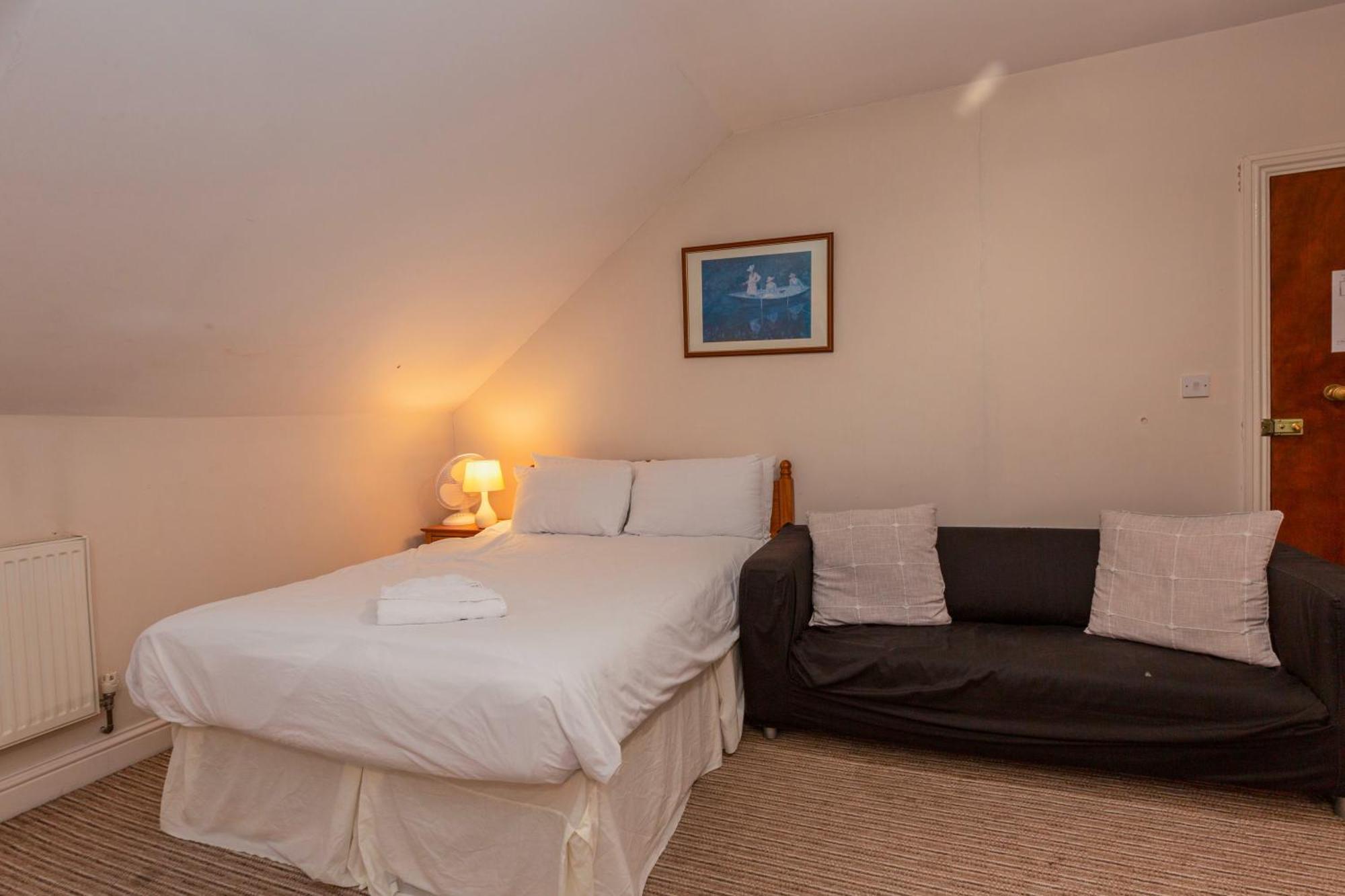 Ricky Road - Budget Hotel