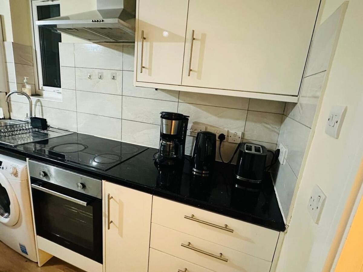 London Stylish For 6 Guests With Parking Apartment