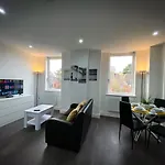 Kings Apartment London - Heart Of Town Centre In Immaculate Condition