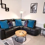 Spacious 3 Bed Apartment, En-Suites, Near Train Station!