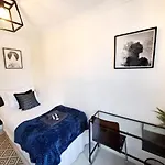 Spacious 3 Bed Apartment, En-Suites, Near Train Station!