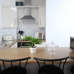 Aisiki Living At Upton Rd, Multiple 1, 2, Or 3-Bedroom Apartments, King Or Twin Beds With Free Wi-Fi & Parking