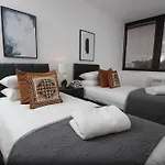 Aisiki Living At Upton Rd, Multiple 1, 2, Or 3-Bedroom Apartments, King Or Twin Beds With Free Wi-Fi & Parking
