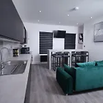 Spacious 4Bedroom Apartment At Prime Market Street, Watford