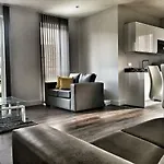 Luxury 2 Bed 2 Bath Apartment 18 Mins From Central London - Sleeps 6