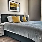 Luxury 2 Bed 2 Bath Apartment 18 Mins From Central London - Sleeps 6