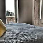 Luxury 2 Bed 2 Bath Apartment 18 Mins From Central London - Sleeps 6