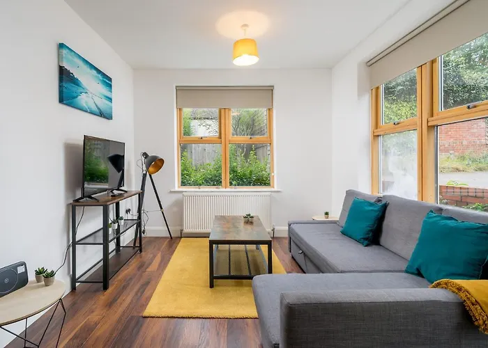 Stylish Central Watford 2 Bedroom And Sofa Bed Apartment With Free Parking