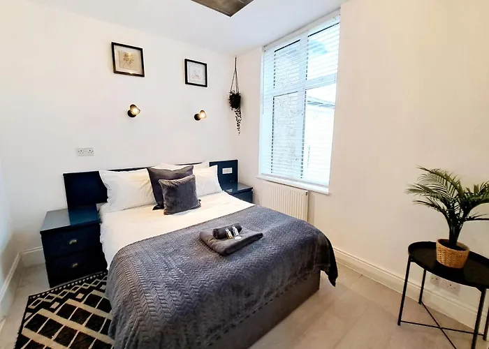 Spacious 3 Bed Apartment, En-Suites, Near Train Station!