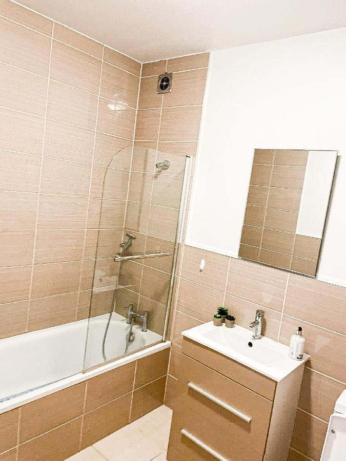 Căn hộ Stylish Watford 2 Bedroom And Sofa Bed With Free Parking *