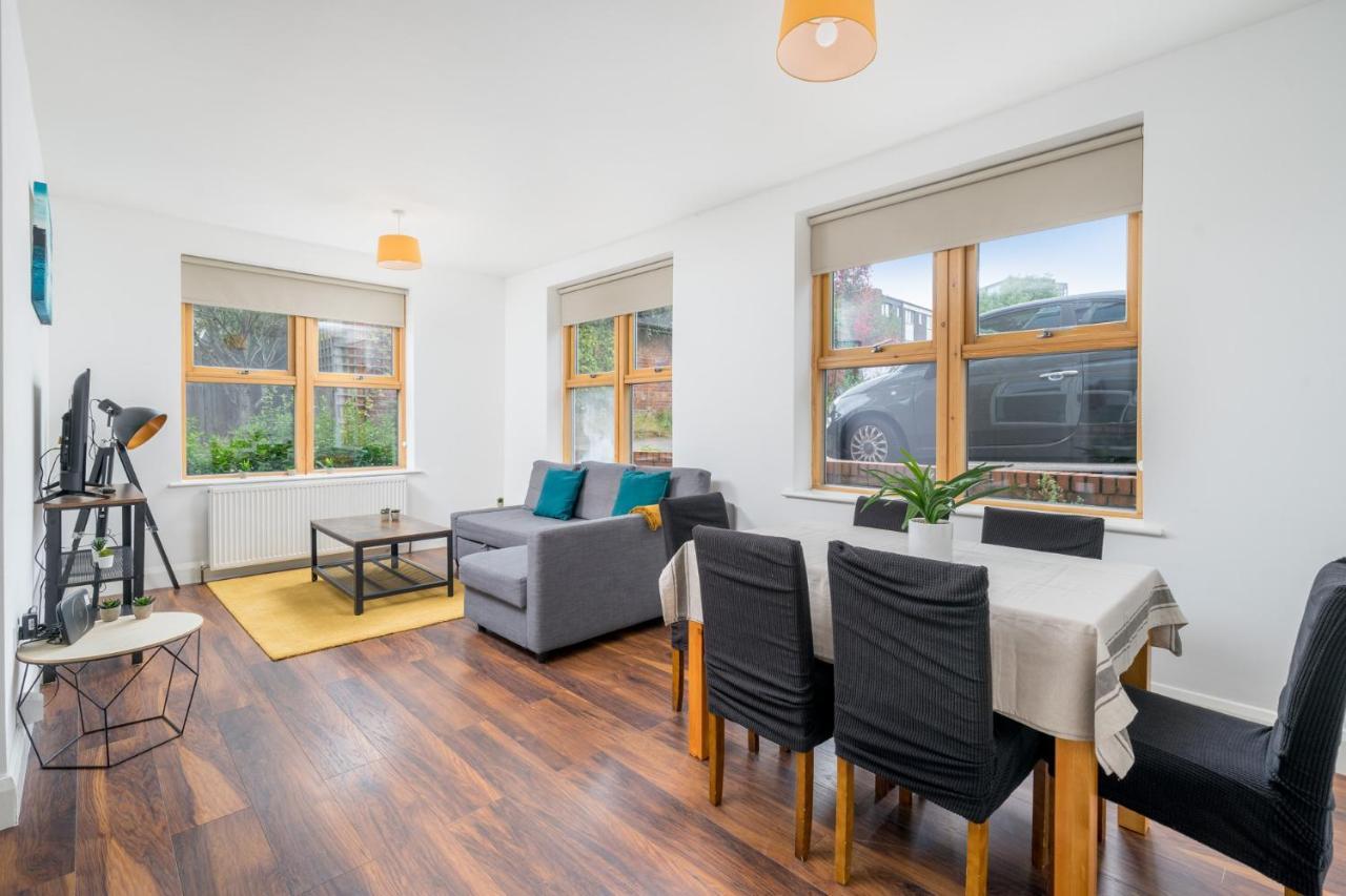 Căn hộ Stylish Watford 2 Bedroom And Sofa Bed With Free Parking *