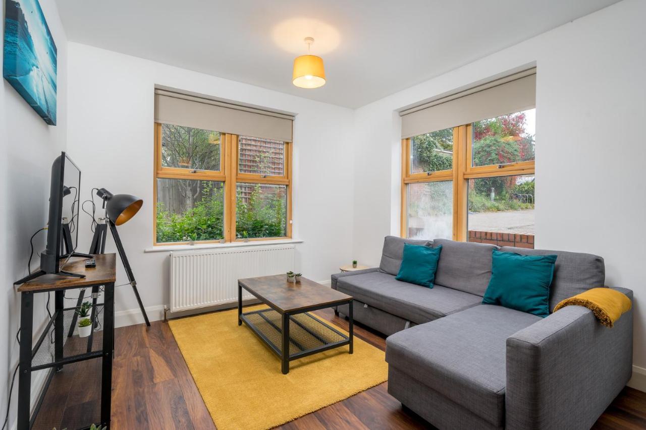 Căn hộ Stylish Watford 2 Bedroom And Sofa Bed With Free Parking *