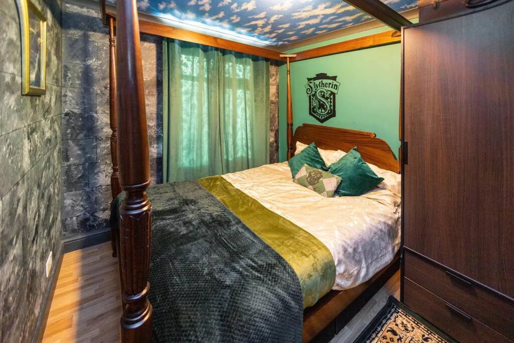Hogwarts Hideaway Themed * Watford (Hertfordshire)