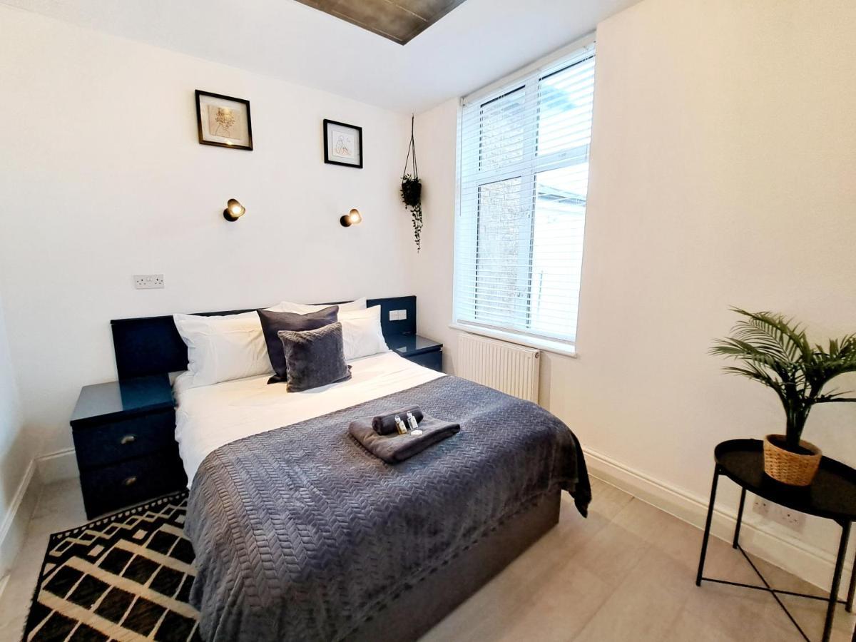 Spacious 3 Bed Apartment, En-suites, Near Train Station! Căn hộ Watford (Hertfordshire)