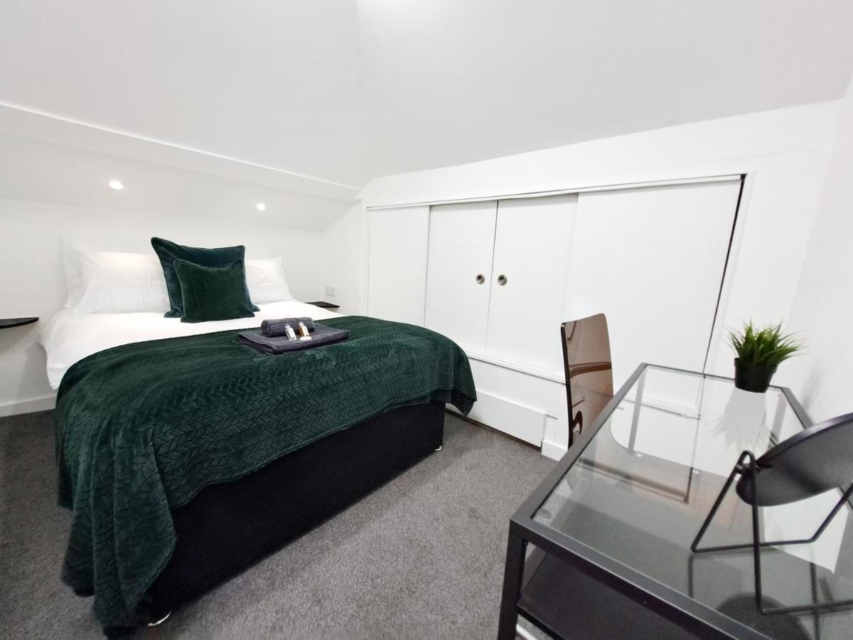 Spacious 3 Bed Apartment, En-suites, Near Train Station! *