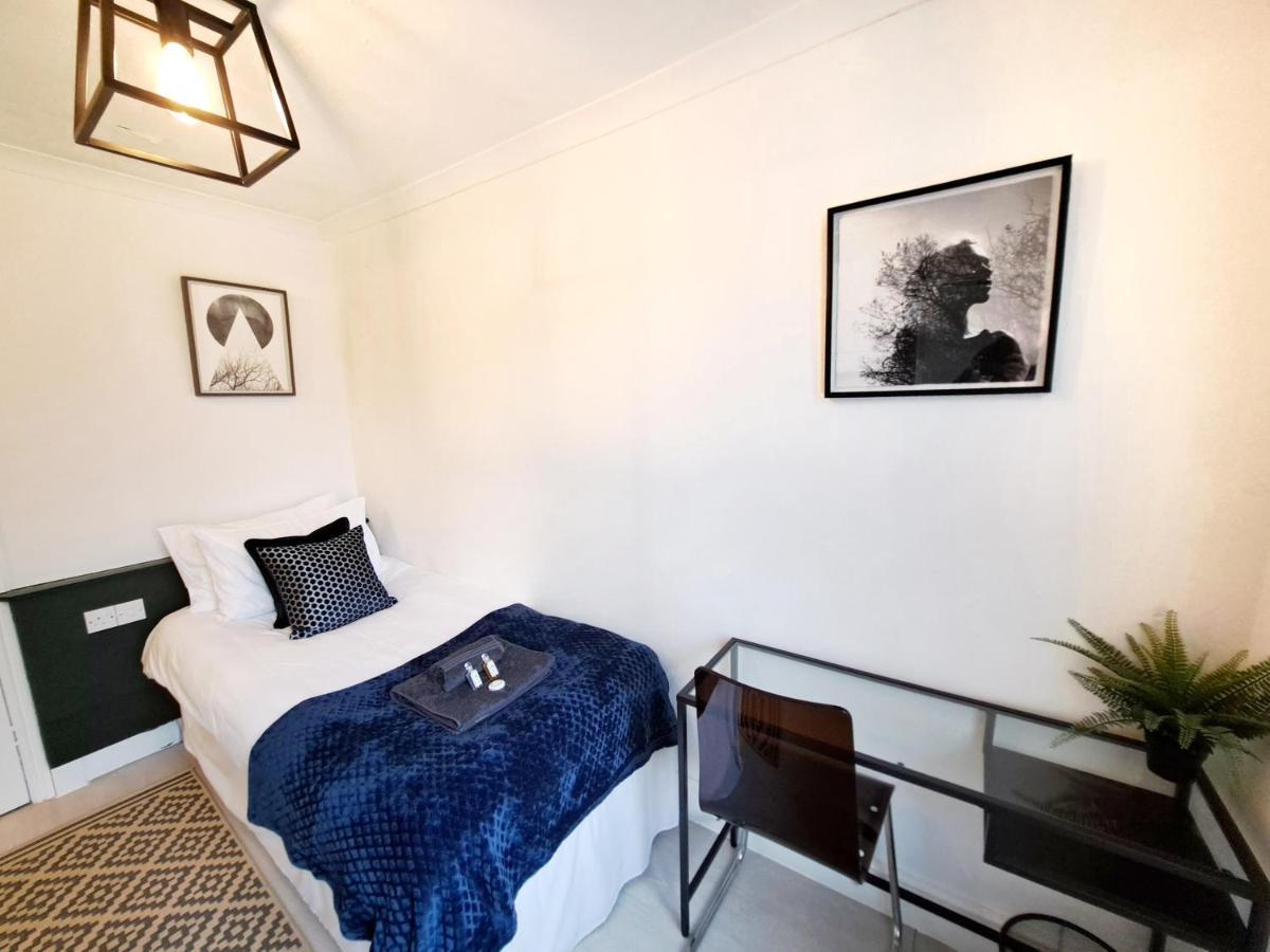 Căn hộ Spacious 3 Bed Apartment, En-suites, Near Train Station!