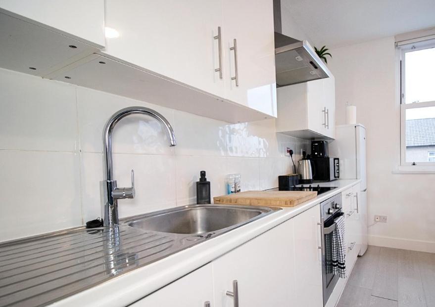 Spacious 3 Bed Apartment, En-suites, Near Train Station! Căn hộ Watford (Hertfordshire)