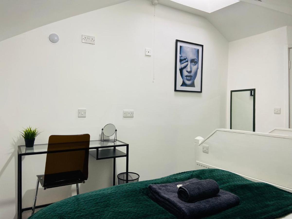 Spacious 3 Bed Apartment, En-suites, Near Train Station! Căn hộ Watford (Hertfordshire)