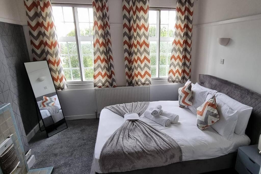 Urban Escape Stylish 3bedroom In Watford Center Apartment