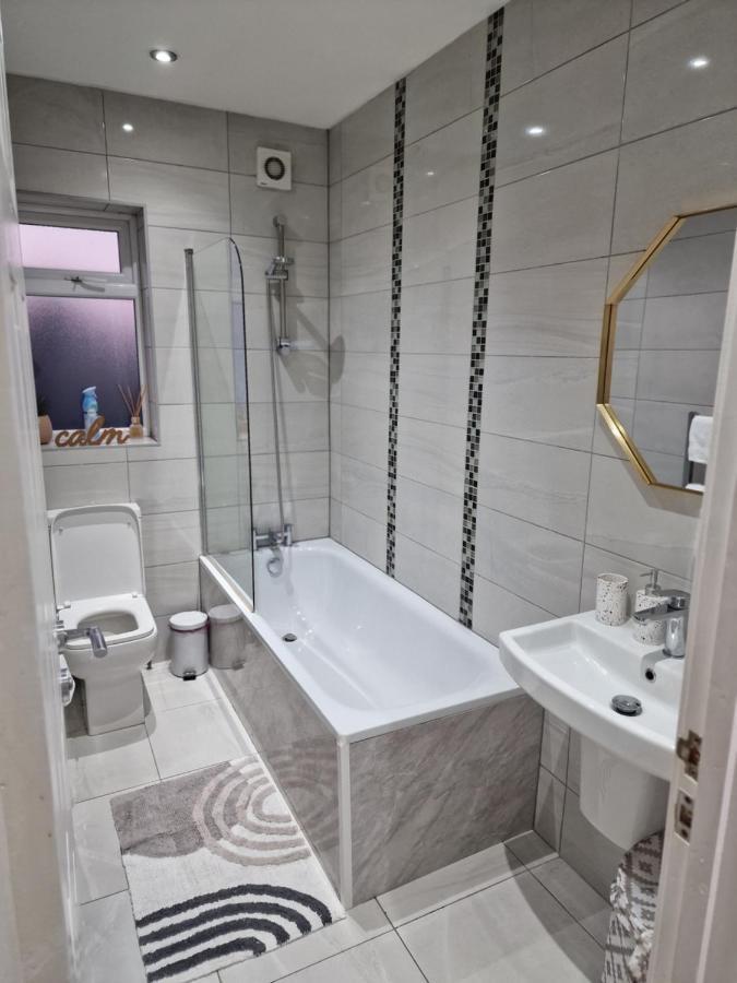 Watford Modern - Travellers & Contractors Welcomed