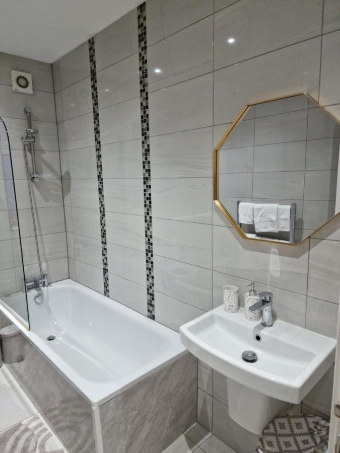 Watford Modern - Travellers & Contractors Welcomed *