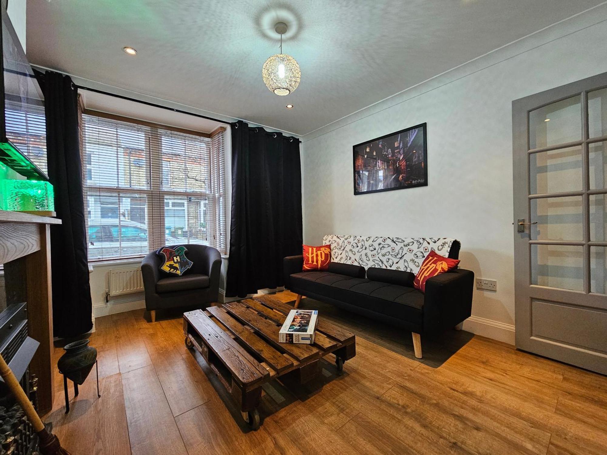 Magical Harry Potter Themed In - Free Off-street Parking Holiday home *