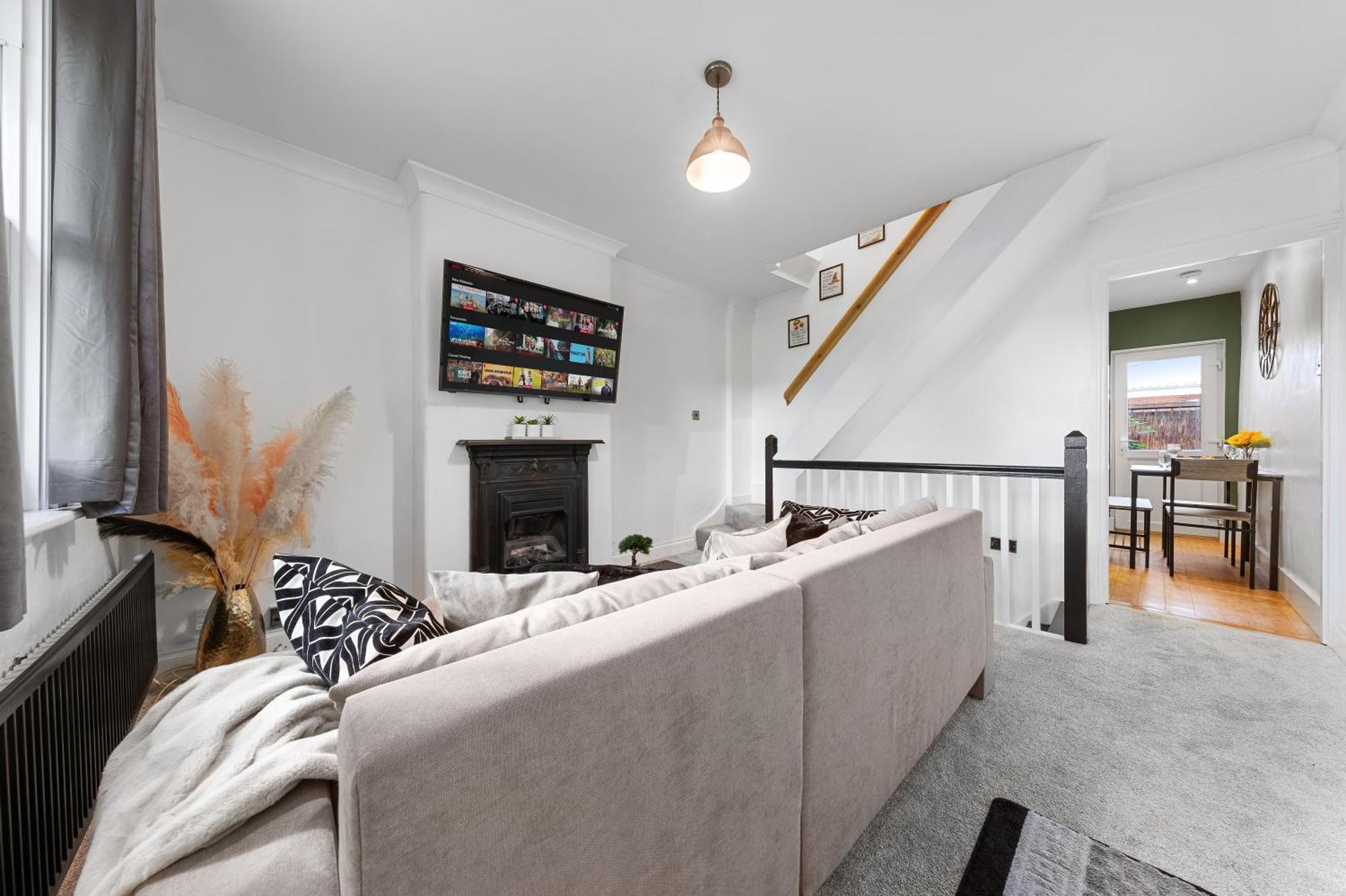 The Hogwarts Retreat - Cinema - June 8th - 12th Offer! Apartment Watford (Hertfordshire)
