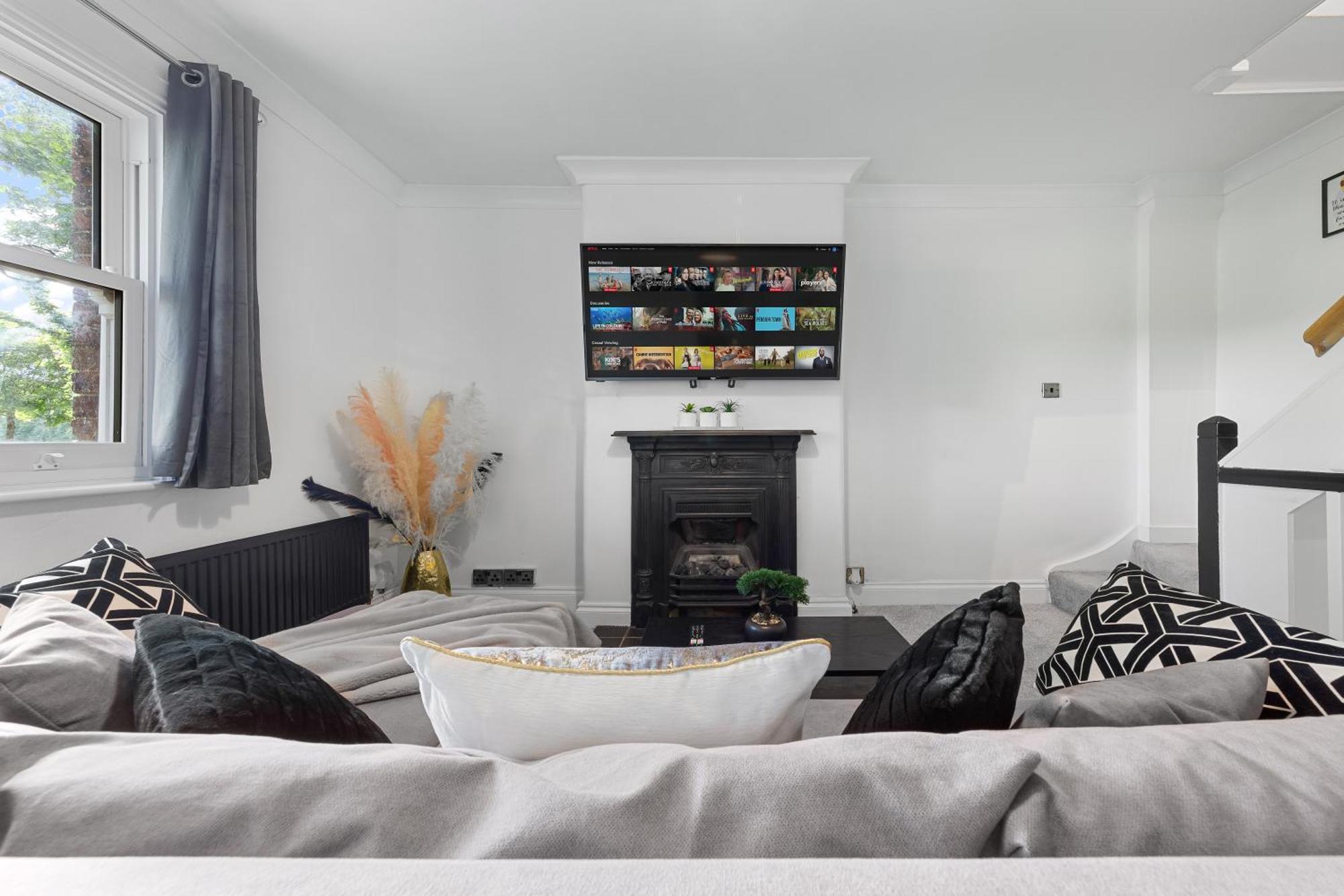 The Hogwarts Retreat - Cinema - June 8th - 12th Offer! Apartment