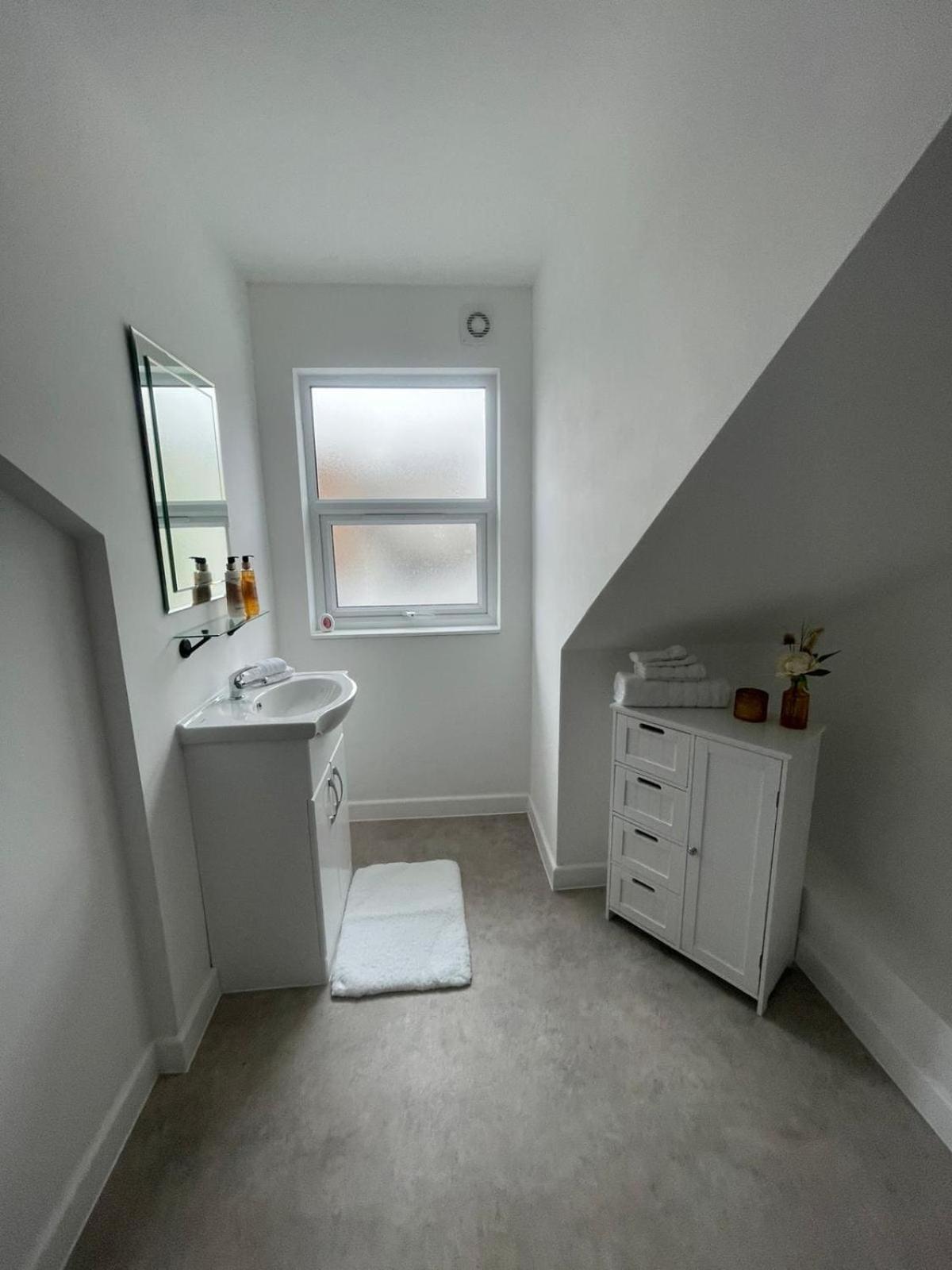 4 -local -contractors- London Apartment *