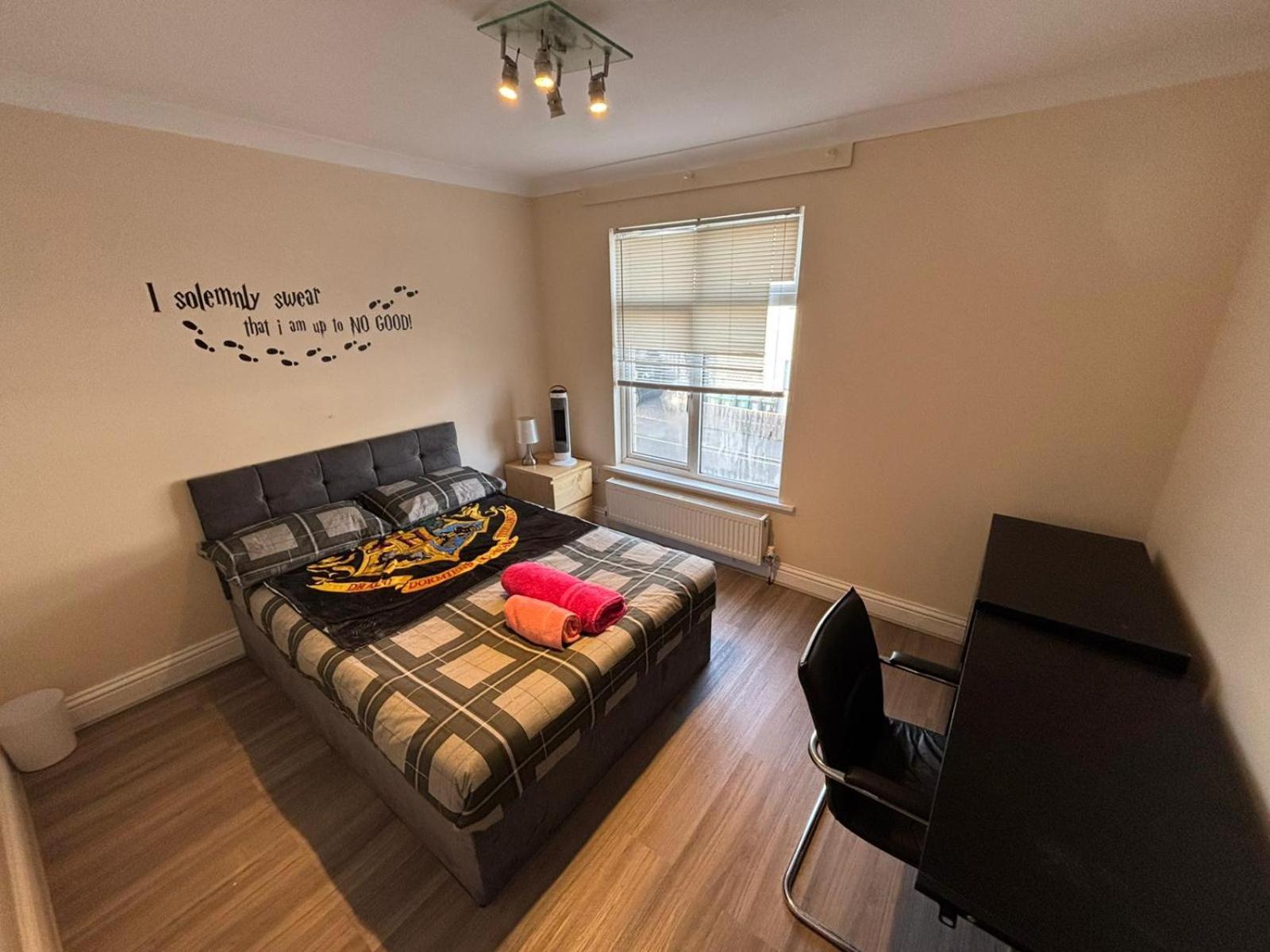 Harry Potter Themed Shared - Self Check-in Homestay Watford (Hertfordshire)