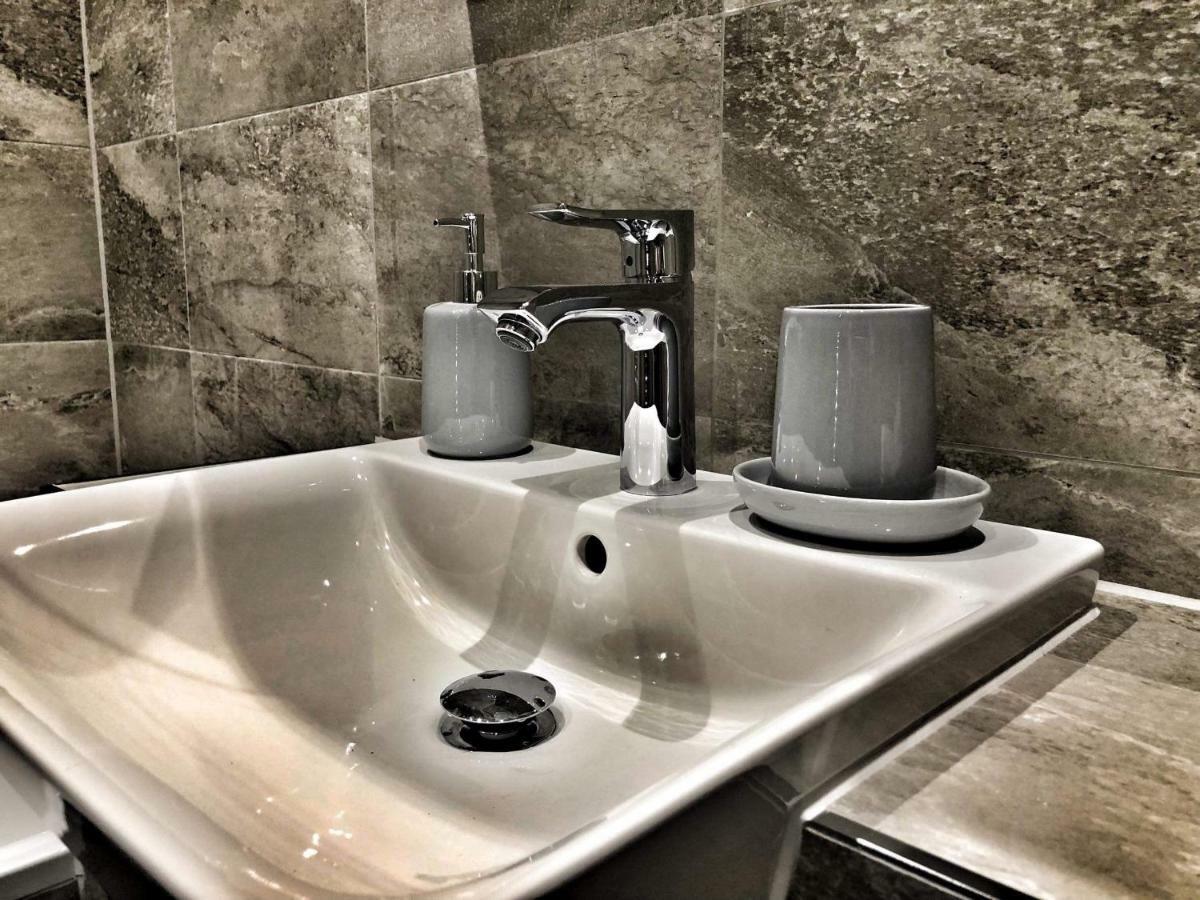 Luxury 2 Bed 2 Bath 18 Mins From Central London - Sleeps 6