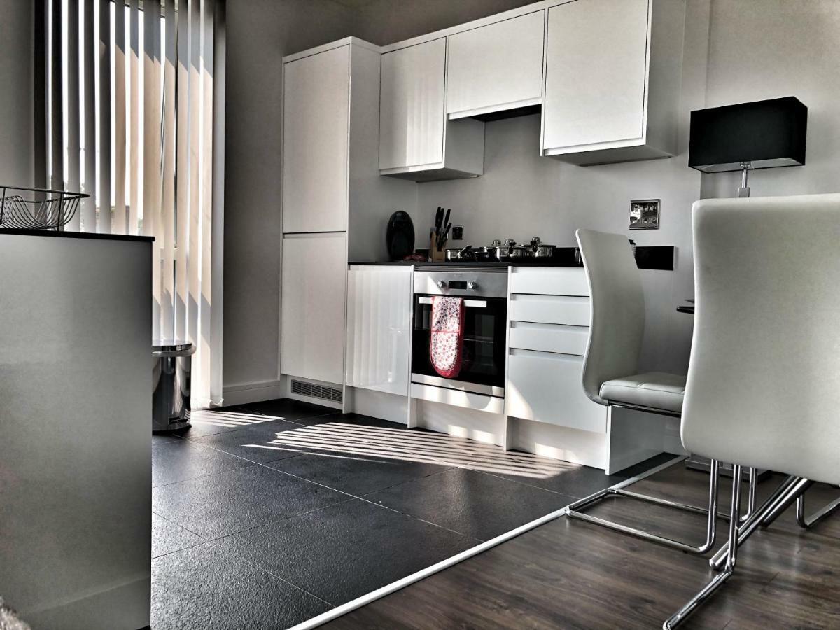 Luxury 2 Bed 2 Bath 18 Mins From Central London - Sleeps 6 * Watford (Hertfordshire)